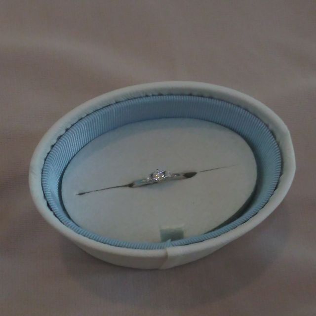 【4℃ BRIDAL(ヨンドシーブライダル)の口コミ】 この指輪の決め手は、シンプルだけどさりげなく輝く、洗練されたデザイン…