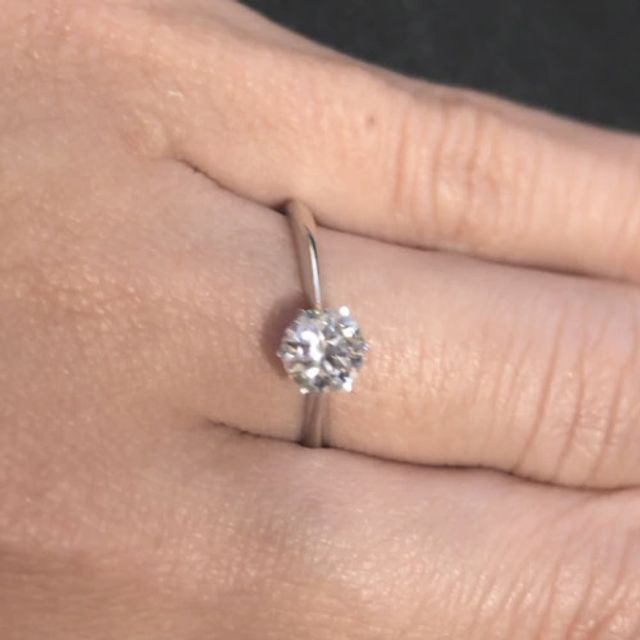 【BRILLIANCE+(ブリリアンスプラス)の口コミ】 大きなセンターストーンのきらびやかな輝きに惹かれました。シンプルで上…