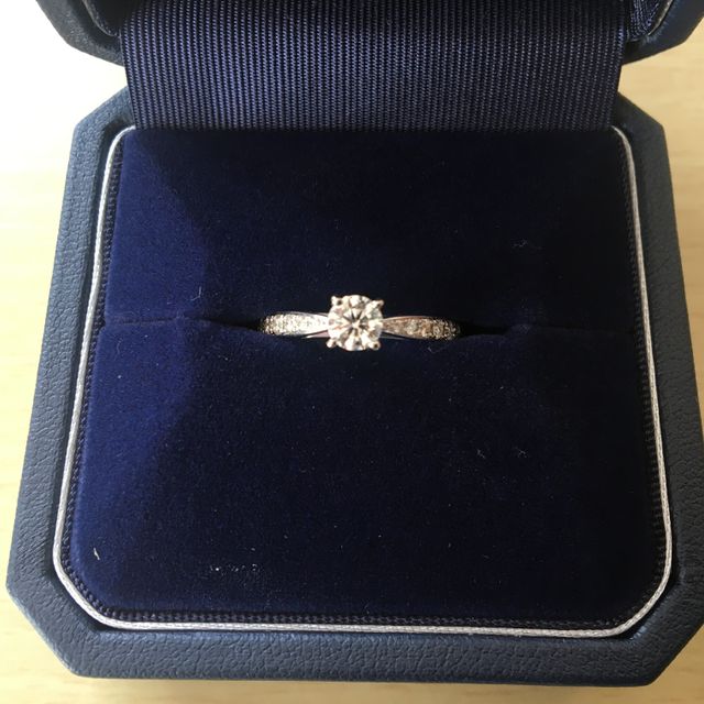 【銀座ダイヤモンドシライシの口コミ】 お店ではたくさんの指輪を見せていただき、試着させていただきました。エ…