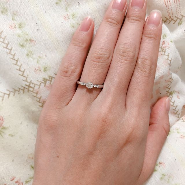 【ラザール ダイヤモンド(LAZARE DIAMOND)の口コミ】 王道のソリティアリングだと、手が大きめの私には少し物足りなく感じたた…
