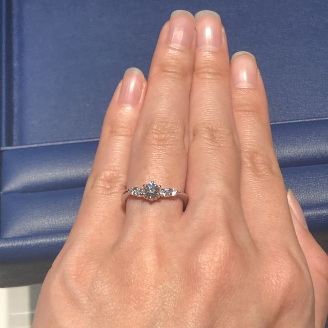 【銀座ダイヤモンドシライシの口コミ】 王道のソリティアリングだと手が大きめの私には少し物足りなく感じたため…