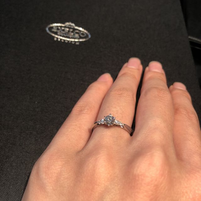 【エクセルコダイヤモンド(EXELCO DIAMOND)の口コミ】 王道のソリティアリングでは手が大きめの私には少し物足りなく感じたため…