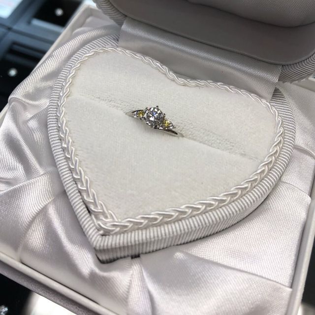 【LEHAIM(レハイム)の口コミ】 S字で指が綺麗に見えるようなデザインを探してました。
元々この指輪の枠…