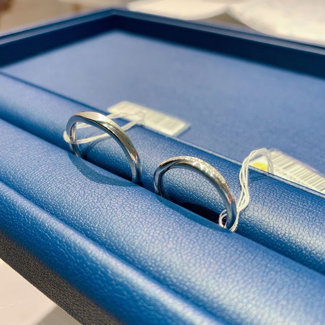 【銀座ダイヤモンドシライシの口コミ】 サプライズで彼に連れていかれた先で結婚指輪を選びました。
何もわからな…