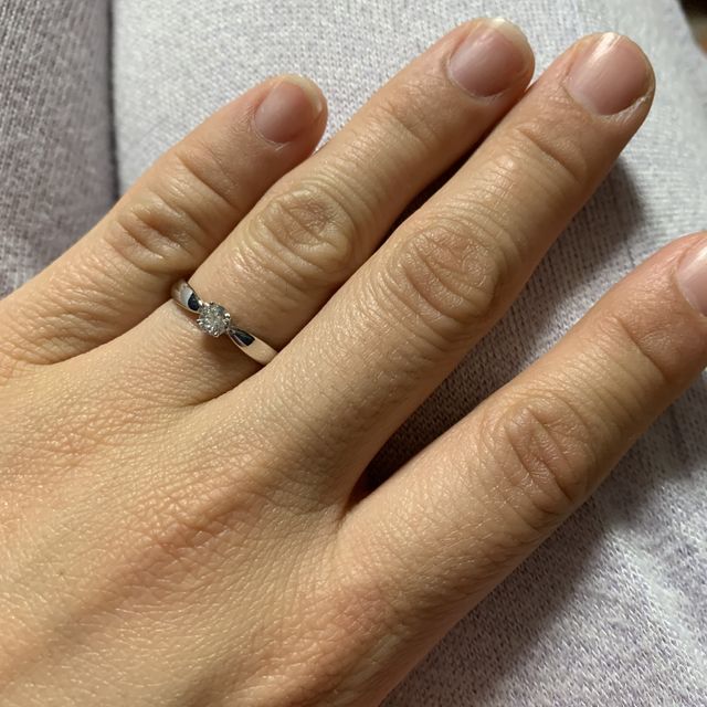 【ティファニー(Tiffany & Co.)の口コミ】 １つのダイヤでシンプルなデザインだけどザ婚約指輪な王道デザイン！旦那…