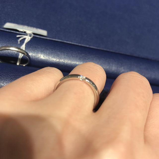 【銀座ダイヤモンドシライシの口コミ】 他のブランドでも1石タイプを試着しましたが横から光が入る様になっている…