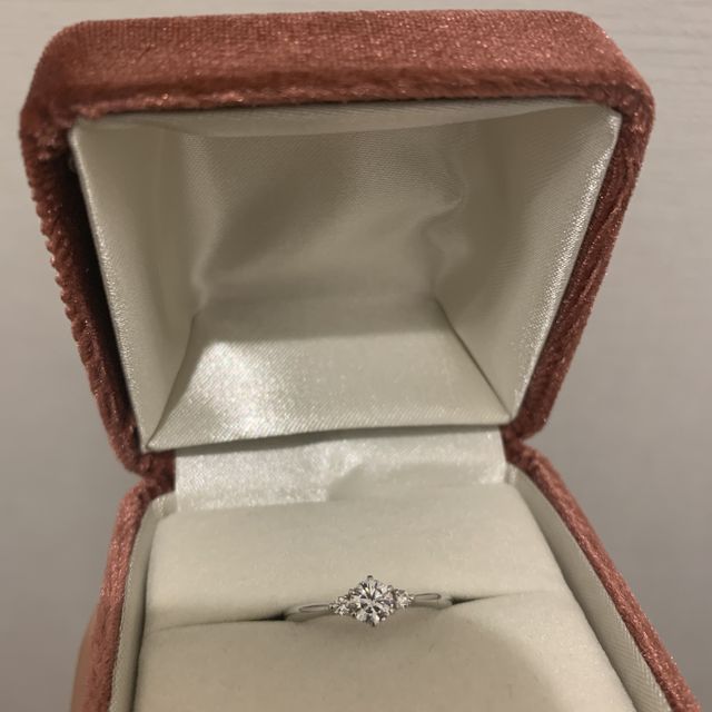 【GALA JEWELRY(ガラジュエリー)の口コミ】 デザインはリングが真っ直ぐでシンプルなもので、店員さんも長く使いやす…