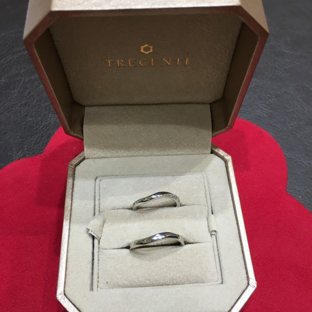 【TRECENTI(トレセンテ)の口コミ】 女性側は両サイドに細かなダイヤが並び、シンプルな中にも華やかさがあり…