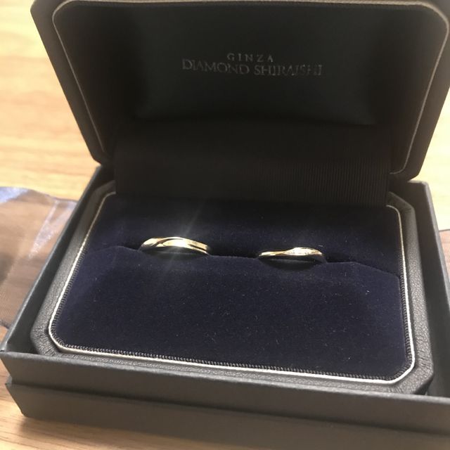 【銀座ダイヤモンドシライシの口コミ】 シンプルながら綺麗な曲線で指が綺麗に見えたので選びました。
着け心地も…