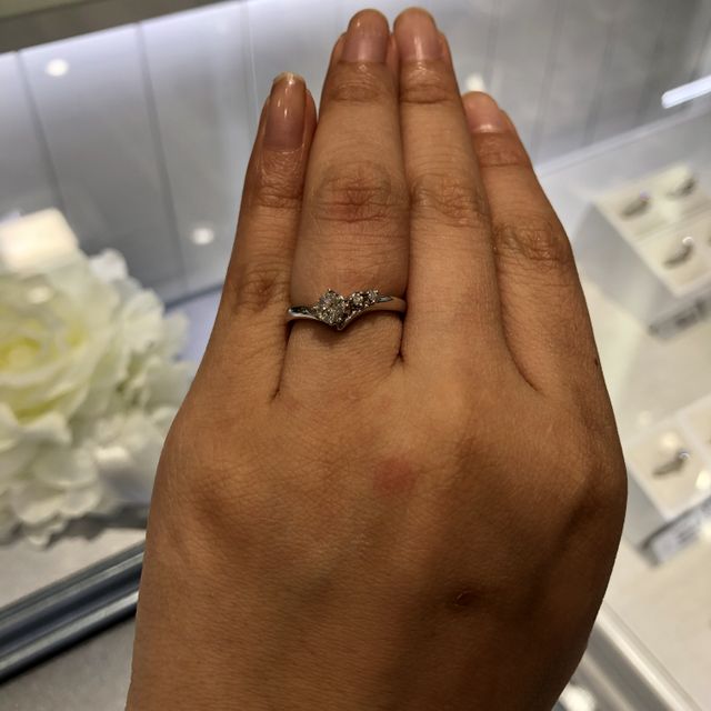 【銀座ダイヤモンドシライシの口コミ】 一石の周りを小さい宝石が囲むデザインで探していて、シライシさんではブ…