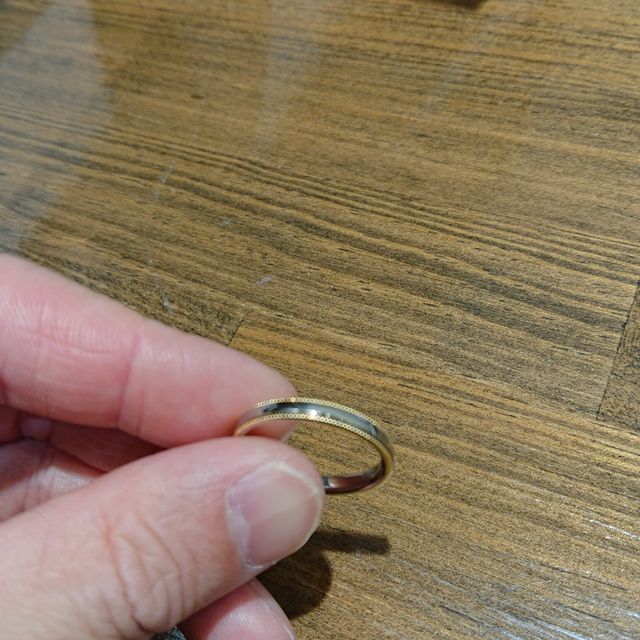 【輪-RIN-の口コミ】 彼女の好みのデザインであったことがまず決め手でした。素材もチタン製と…