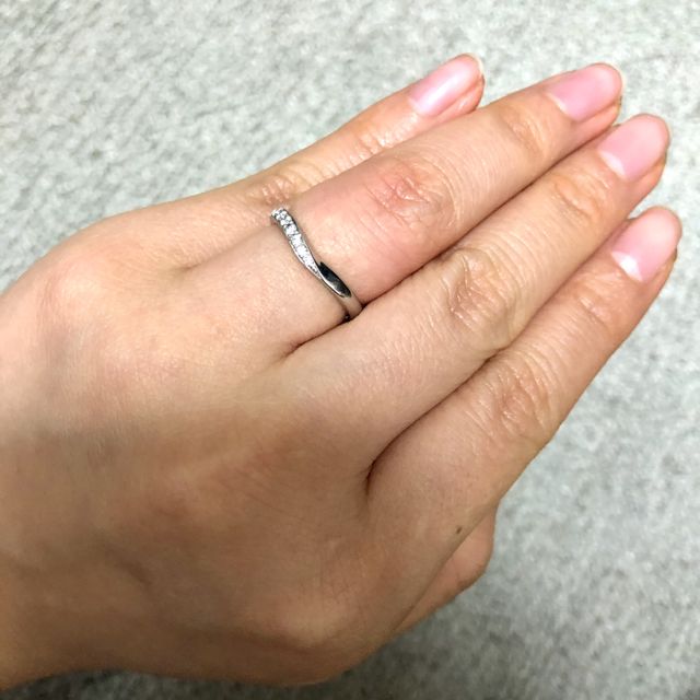 【ラザール ダイヤモンド(LAZARE DIAMOND)の口コミ】 旦那さんも私も、直線よりウェーブが入っている方が似合ったのでペアタイ…