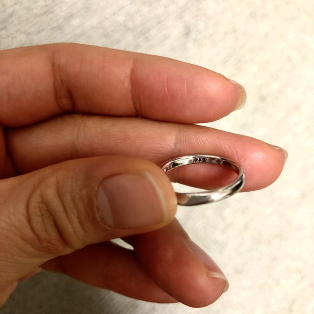 【ラザール ダイヤモンド(LAZARE DIAMOND)の口コミ】 旦那さんも私も、直線よりウェーブが入っている方が似合ったのでペアタイ…