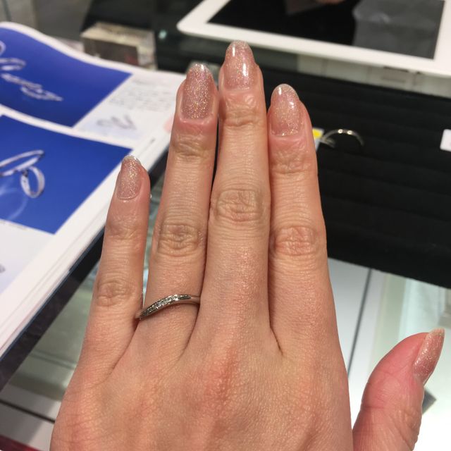 【TRECENTI(トレセンテ)の口コミ】 ウェーブ型なので、指が綺麗にみえるデザインです。また、ダイヤ9粒のつき…