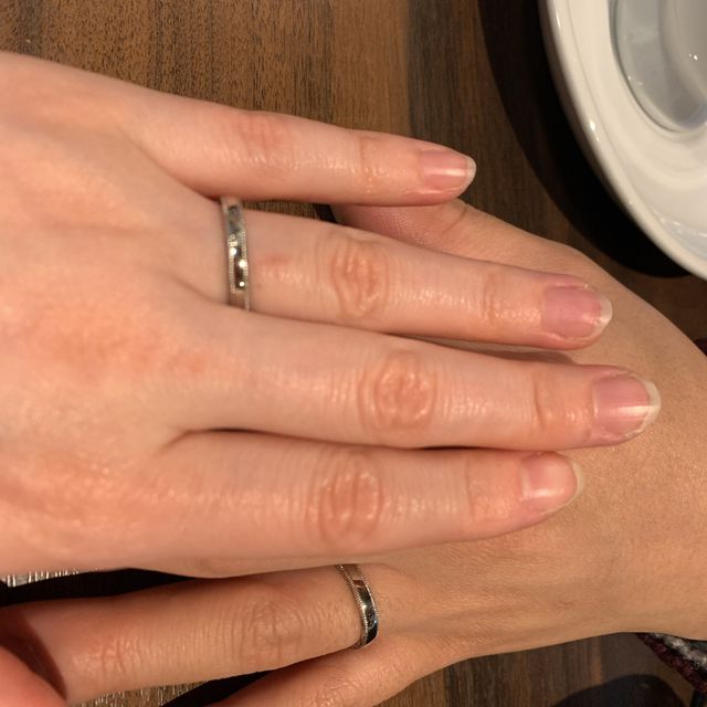 【MIORING(ミオリング)の口コミ】 周囲の細かなミルと派手すぎない彫りがかわいらしくて、飽きがこないデザ…