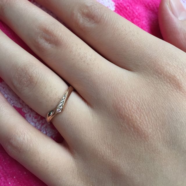 【LAPAGE(ラパージュ)の口コミ】 女性用でも細すぎない指輪を探しててぴったりの細さを見つけました。
ピン…