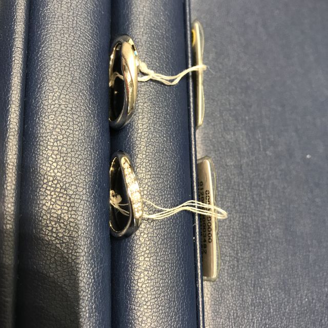 【銀座ダイヤモンドシライシの口コミ】 ねじりがあって斜めにダイヤが入るデザインがよかったから。
光の輝きがき…