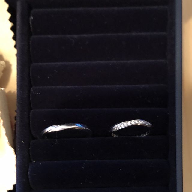 【銀座ダイヤモンドシライシの口コミ】 女性側の指輪のダイヤモンドの配置、輝きが美しく、つけ心地も良かった。…