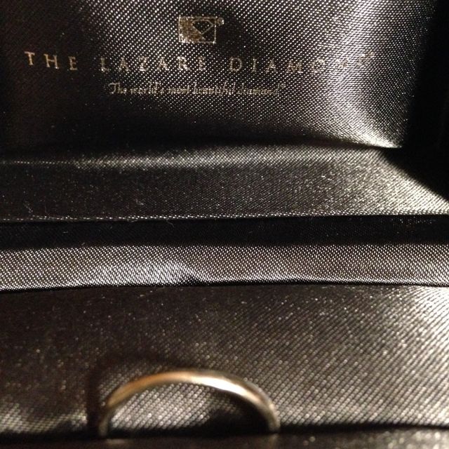 【ラザール ダイヤモンド(LAZARE DIAMOND)の口コミ】 日常生活に飽きのこないシンプルなデザインにダイヤモンドが小さいながら…