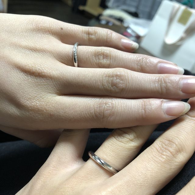 【アイプリモ(I-PRIMO)の口コミ】 一般的な形の指輪で斜めにダイヤが入ったデザインを選びました。
幅も太す…