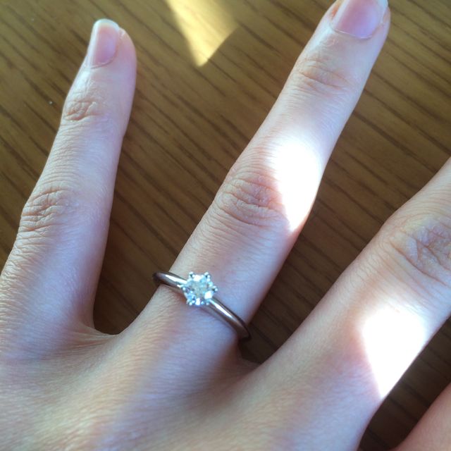 【ティファニー(Tiffany & Co.)の口コミ】 婚約指輪として購入。購入前は立て爪のものは出っ張っていて引っかかりそ…