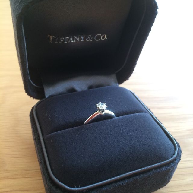 【ティファニー(Tiffany & Co.)の口コミ】 婚約指輪として購入。購入前は立て爪のものは出っ張っていて引っかかりそ…