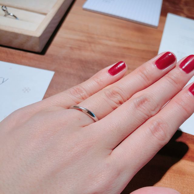 【ith(イズ)の口コミ】 ツイスト部分をツヤ消し加工でアレンジし、スタイリッシュで洗練されたデ…