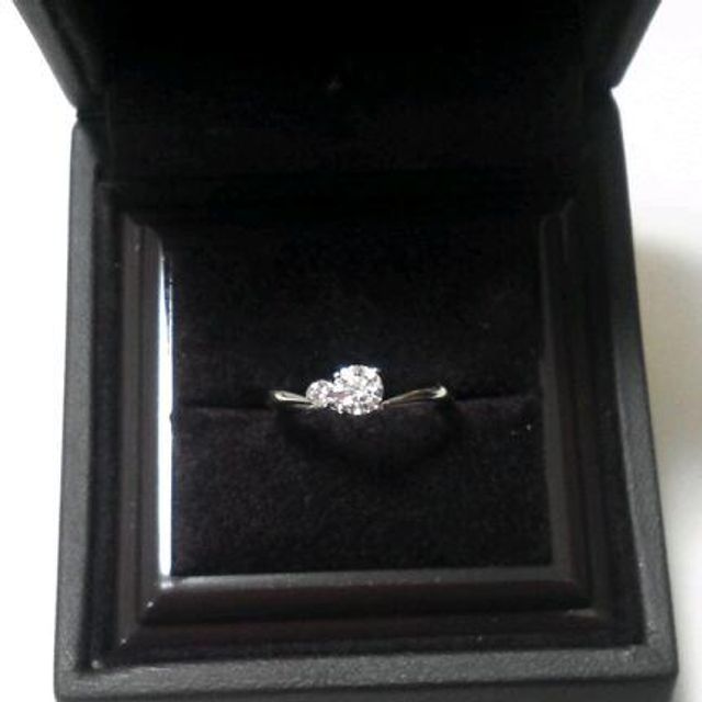 【アイプリモ(I-PRIMO)の口コミ】 ダイヤモンドの横にピンクダイヤモンドがあしらわれた、上品でシンプルな…