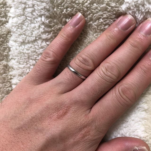 【4℃ BRIDAL(ヨンドシーブライダル)の口コミ】 この指輪はマット加工と艶出し加工の両方がされているので、気分によって…