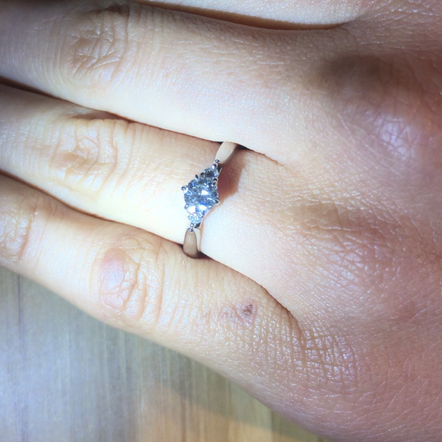 【銀座ダイヤモンドシライシの口コミ】 ダイヤに向かってリングがキュッと絞れていくデザインで探していました。…