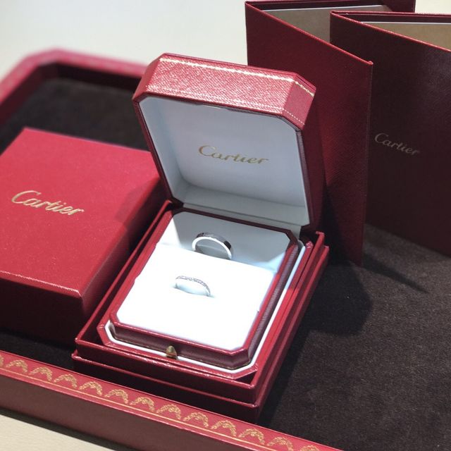 【カルティエ(Cartier)の口コミ】 結婚指輪は一生つけるものなので、歳を重ねてもつけることのできるデザイ…