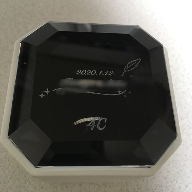 【4℃ BRIDAL(ヨンドシーブライダル)の口コミ】 普通の真っ直ぐな指輪は嫌だなーと思っていて、店舗のスタッフの方に伝え…