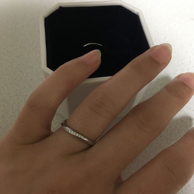 【4℃ BRIDAL(ヨンドシーブライダル)の口コミ】 普通の真っ直ぐな指輪は嫌だなーと思っていて、店舗のスタッフの方に伝え…