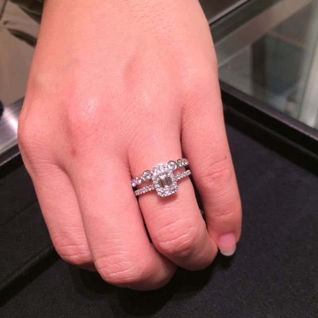 【ティファニー(Tiffany & Co.)の口コミ】 エメラルドカットのダイヤモンドをパヴェダイヤモンドでぐるっと囲ったリ…