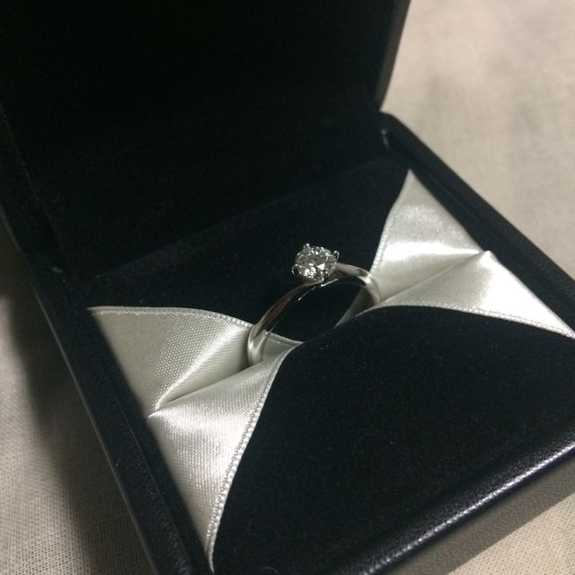 【エクセルコダイヤモンド(EXELCO DIAMOND)の口コミ】 ダイヤモンドの質、指輪の形、値段全てにおいて納得することができたため…