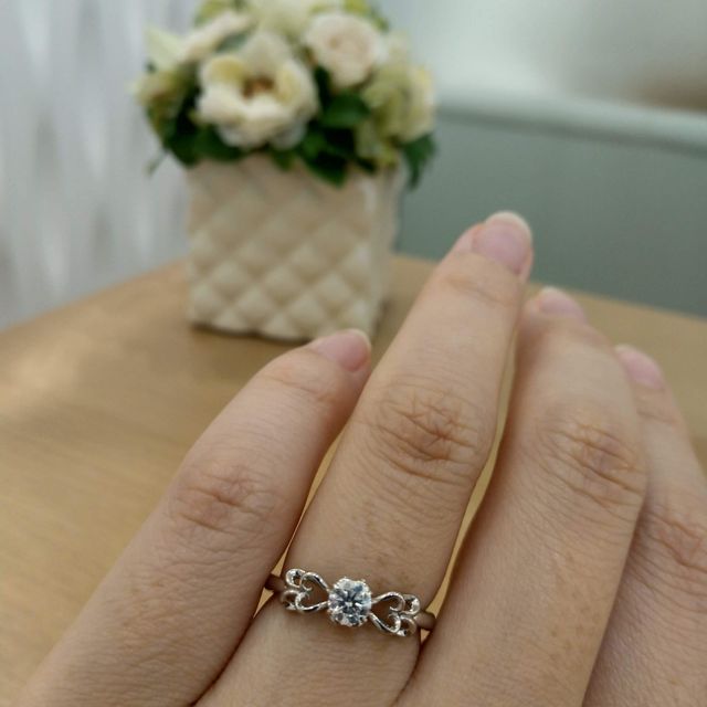 【サマンサティアラブライダル(Samantha Tiara Bridal)の口コミ】 とにかく可愛いです。ダイヤはひとつだけなので価格も安いのですが、プラ…