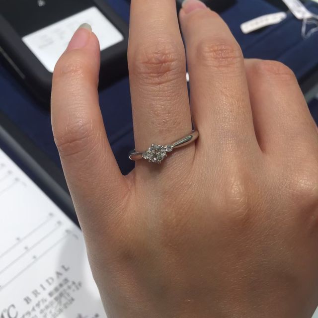 【4℃ BRIDAL(ヨンドシーブライダル)の口コミ】 ダイヤが大きく見えます。指輪の周りだけ少しプラチナが細くなっているこ…