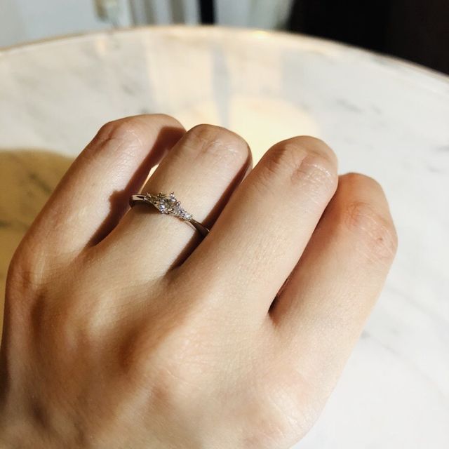 【アイプリモ(I-PRIMO)の口コミ】 サイドのメレダイヤを留める爪がオリオン座の形になっていたり、ダイヤ一…