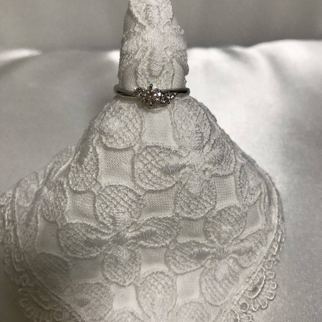 【銀座ダイヤモンドシライシの口コミ】 花の名前が付けられたのに惹かれました。
デザインもメインのストーンのサ…