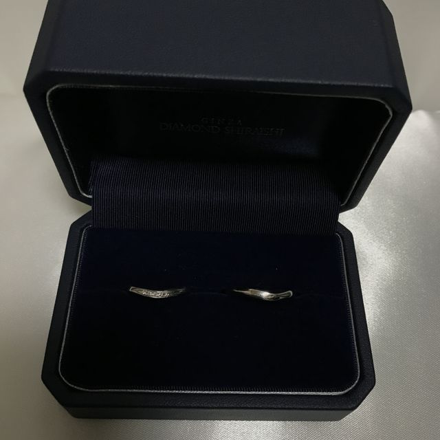 【銀座ダイヤモンドシライシの口コミ】 婚約指輪と一緒に着けられるように、デザインはウェーブにしました。
セッ…