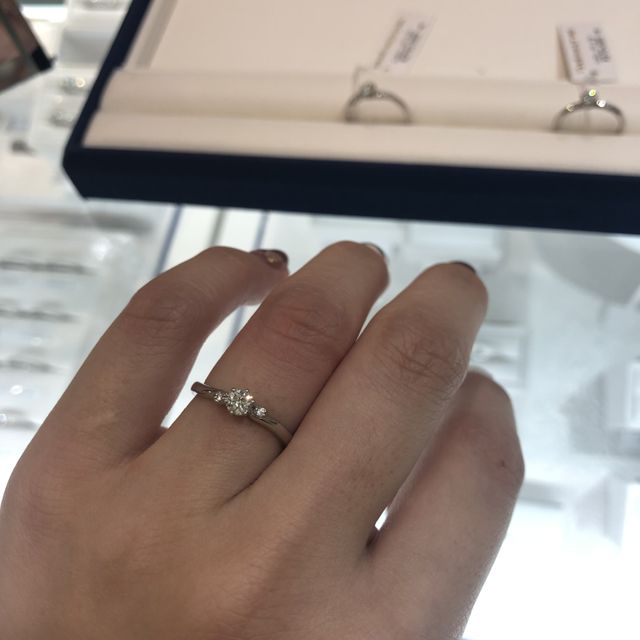 【ヴァンドーム青山(VENDOME AOYAMA)の口コミ】 センターダイヤモンドの両サイドに一石ずつメレダイヤモンドが付いていて…