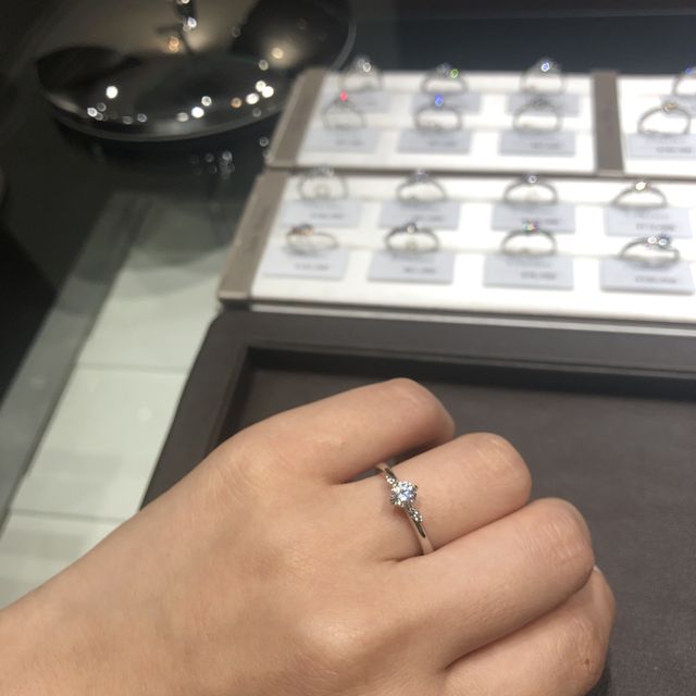 【アイプリモ(I-PRIMO)の口コミ】 サジッタはストレートリングなのですが、サイドのメレダイヤモンドが斜め…