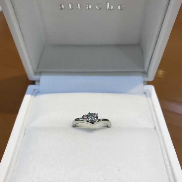 【ジュエリー東京の口コミ】 彼女がインスタグラムで一目惚れしたので、この指輪に決めました。全体の…