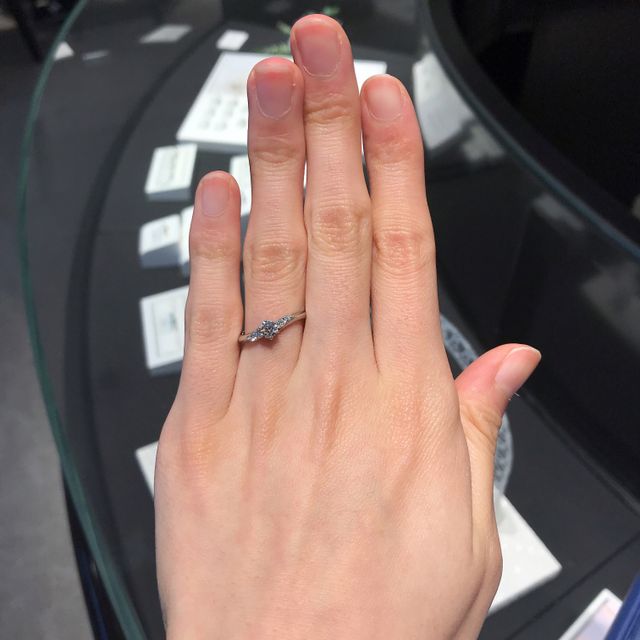 【銀座ダイヤモンドシライシの口コミ】 指輪のデザインは、身につけて気持ちが明るくなるものを第1に考えました。…