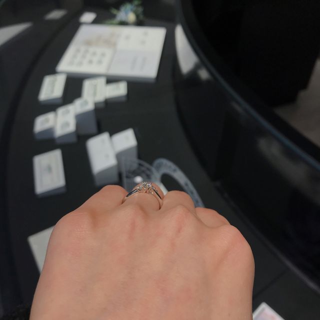 【銀座ダイヤモンドシライシの口コミ】 ウェーブのデザインと可愛い名前に惹かれて試着しました。アシンメトリー…