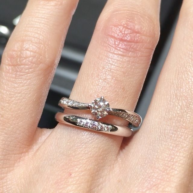 【ラザール ダイヤモンド(LAZARE DIAMOND)の口コミ】 婚約指輪なので、シンプルな物より派手な物を選びたいと思い、メインのダ…
