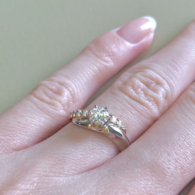 【アイプリモ(I-PRIMO)の口コミ】 デザインが、かわいくて、ダイヤの存在感もあり、周りの小さいダイヤモン…