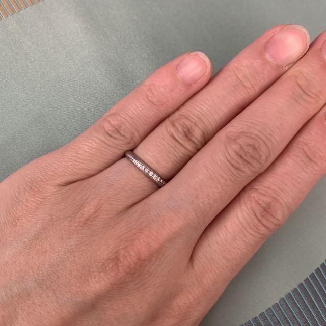 【ラザール ダイヤモンド(LAZARE DIAMOND)の口コミ】 ダイヤが直線ではなく、斜めに回転するように配置されているので派手すぎ…