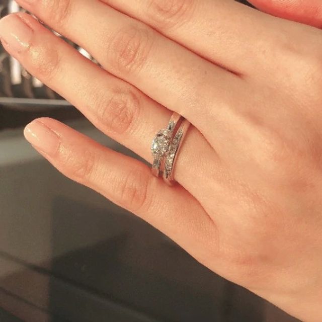 【エクセルコダイヤモンド(EXELCO DIAMOND)の口コミ】 大きな粒のダイヤモンドとデザイン性のあるリングの部分の対比が気に入り…