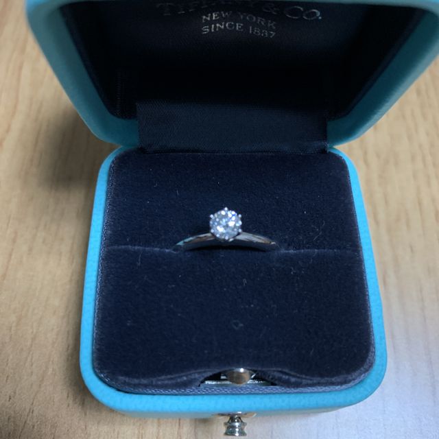 【ティファニー(Tiffany & Co.)の口コミ】 婚約指輪は、シンプルなものでと思っていたので見た瞬間からとても気に入…
